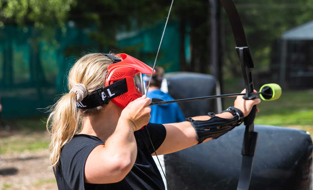 Jente-med-Archery-tag pilbue