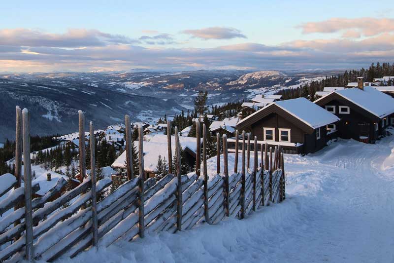 Hafjell ligger omtrent 17 kilometer nord for Lillehammer